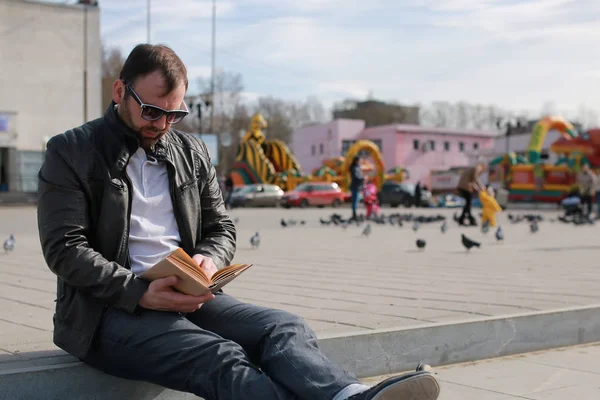 Erkek ceket ve sokak okuma kitabı