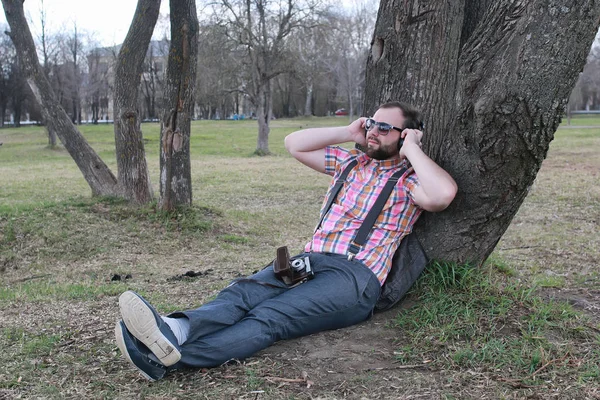 Sakallı adam relax ağaç — Stok fotoğraf
