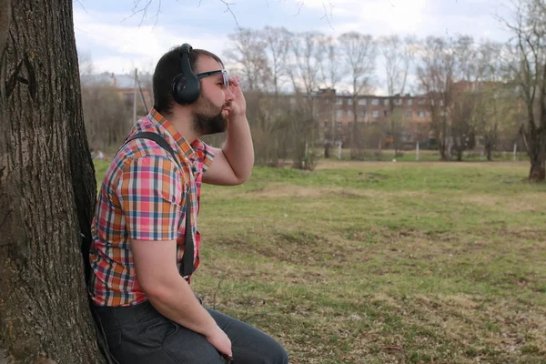 수염 남자와 공원에서 음악 들을 — 스톡 사진