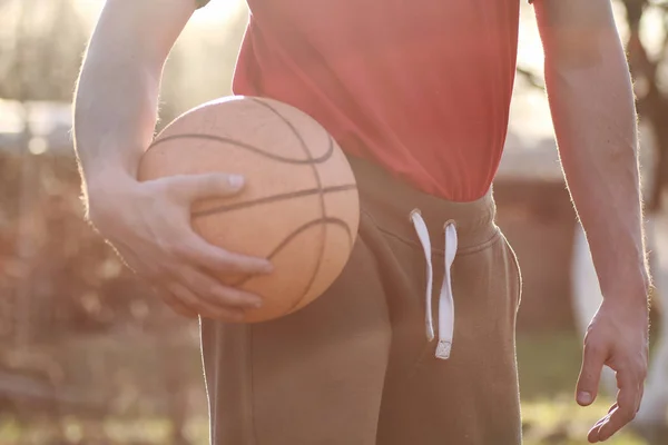 Mão segurar basquete — Fotografia de Stock