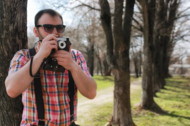 adam sakal askı ağaç parkı güneş gözlüğü