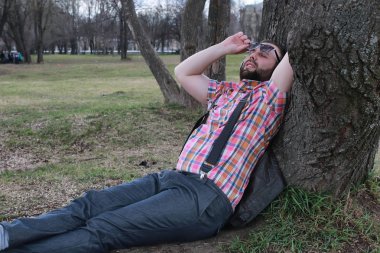 sakallı adam relax ağaç