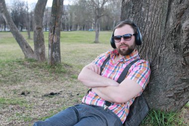 sakallı adam relax ağaç