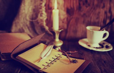 Retro nesnelerini geçiş yumuşatma ve leaher kitap mum ışığı ile