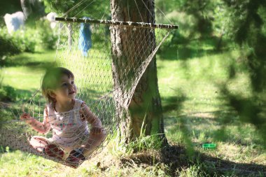 doğa üzerinde hamakta evlat