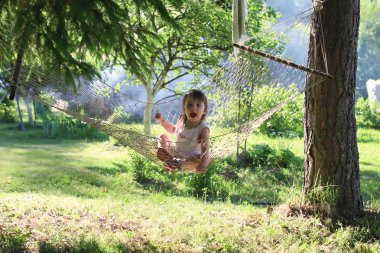 doğa üzerinde hamakta evlat