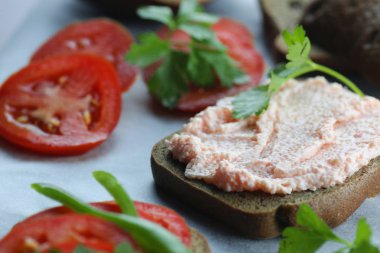 sandviç ekmek domates sos yeşil sağlıklı sebze