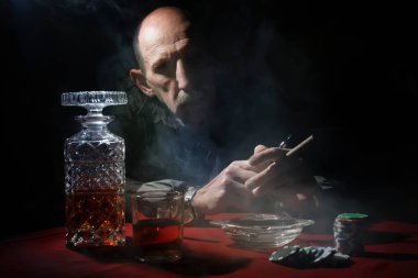 Duman borusu dostum ve poker oynayın