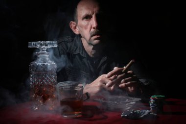 Duman borusu dostum ve poker oynayın