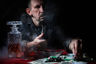 Duman borusu dostum ve poker oynayın