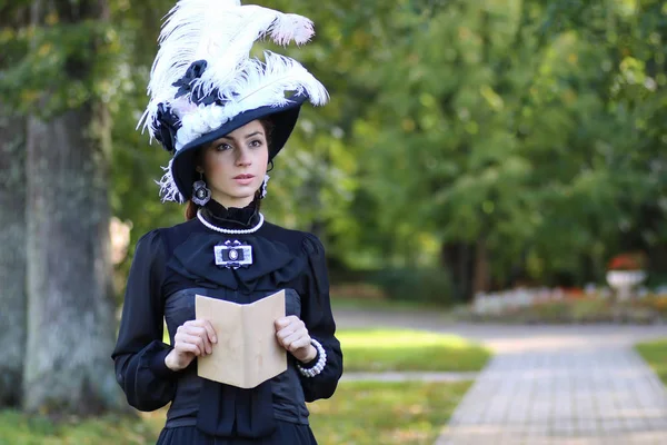 Renaissance femme avec livre sur le pont dans le parc — Photo