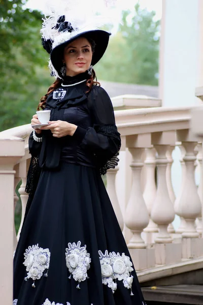 Mulher em vestido vintage no alpendre do castelo — Fotografia de Stock