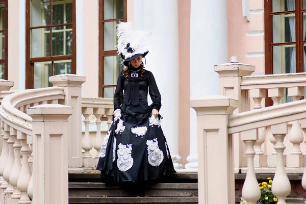 Vrouw in vintage jurk op veranda van kasteel — Stockfoto