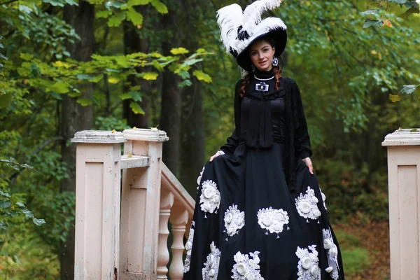 Meisje in de oude retro jurk op buiten trappen — Stockfoto