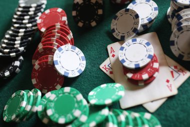 Poker fişleri ve kumaş üzerine kartları