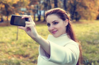 kız yalnız bir park yürüyüş Güz