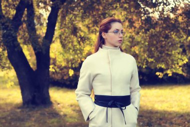 kız yalnız bir park yürüyüş Güz