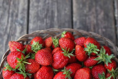 Rustik ahşap zemin üzerine çilek