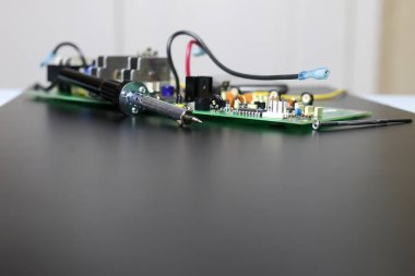 çip lehimleme adam ellerini ve metin için ön planda yer