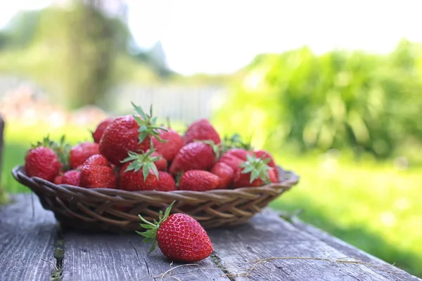 Rustik ahşap zemin üzerine çilek