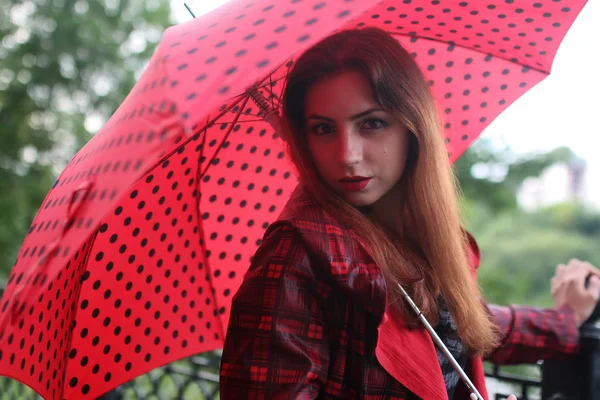 Nőt, utcai fa piros esernyő — Stock Fotó