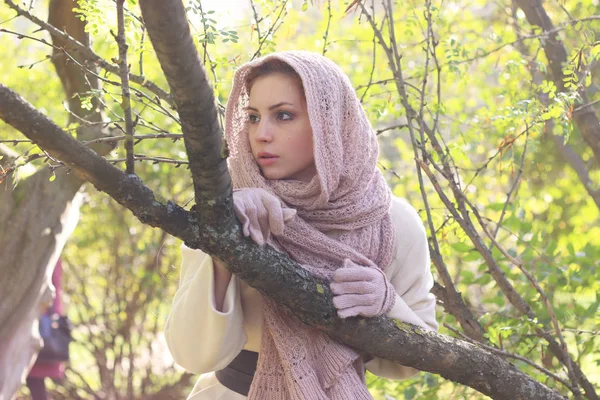 I en park som bär en scarf — Stockfoto