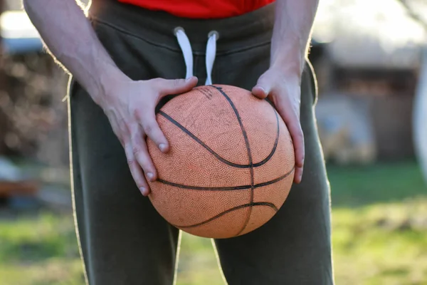 Mano mantenga baloncesto —  Fotos de Stock