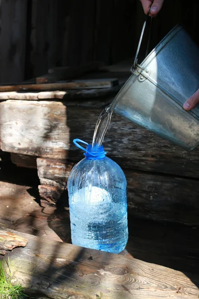Czerpać wodę ze studni — Zdjęcie stockowe
