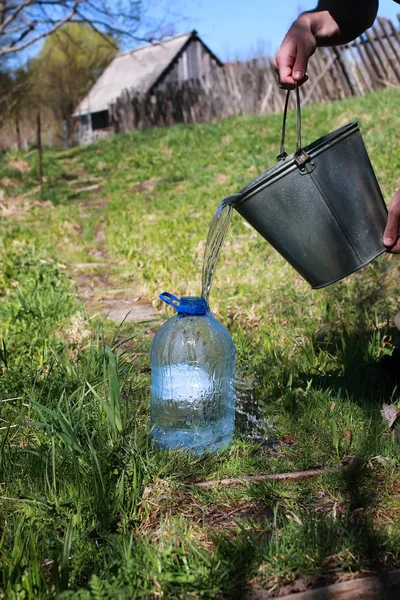 Czerpać wodę ze studni — Zdjęcie stockowe
