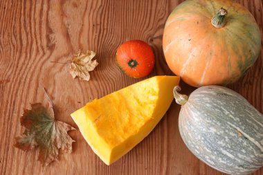 Kabak hasat masanın üstüne kesmek.