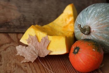 Kabak hasat masanın üstüne kesmek.