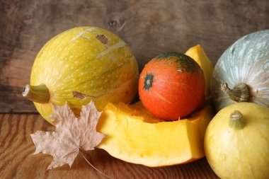 Kabak hasat masanın üstüne kesmek.