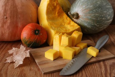 Kabak hasat masanın üstüne kesmek.