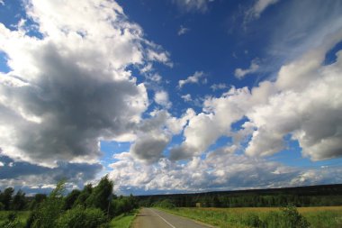 yol alan bulutlu peyzaj