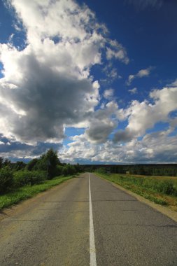 yol alan bulutlu peyzaj