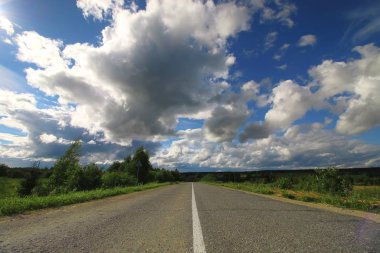 yol alan bulutlu peyzaj