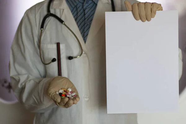 Ilaçlar doktor elinde — Stok fotoğraf