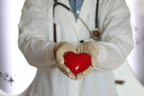 Cuore in mano medico — Foto Stock