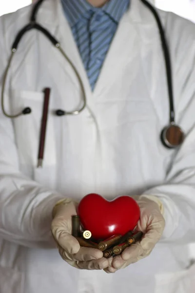 Cuore e manica in mano medico — Foto Stock