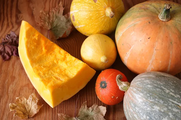 Kabak hasat masanın üstüne kesmek.