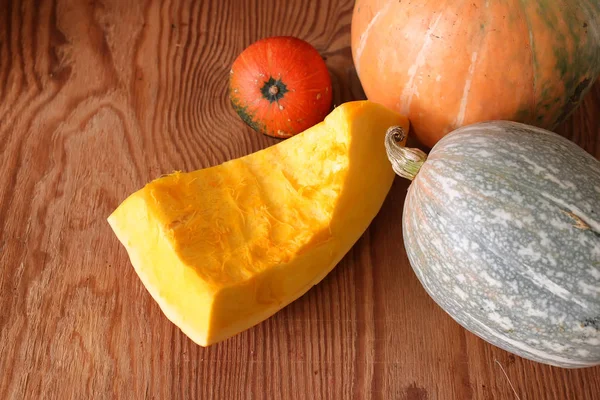 Kabak hasat masanın üstüne kesmek.