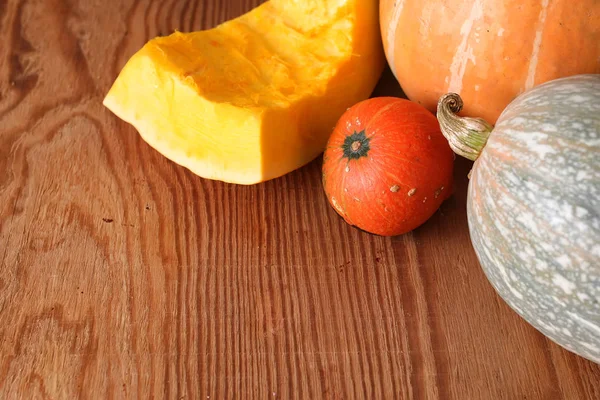 Kabak hasat masanın üstüne kesmek.