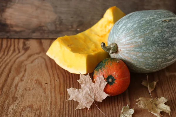 Kabak hasat masanın üstüne kesmek.