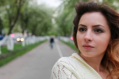 kız portresi bahar ağacı