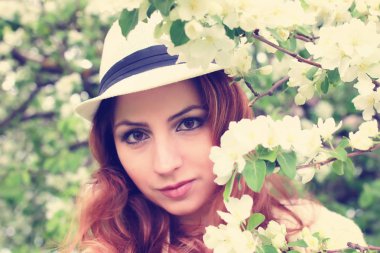 Elma ağacı çiçeğindeki kadın