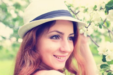 Elma ağacı çiçeğindeki kadın