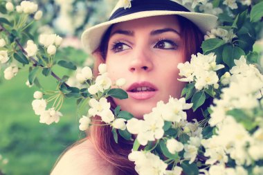 Elma ağacı çiçeğindeki kadın