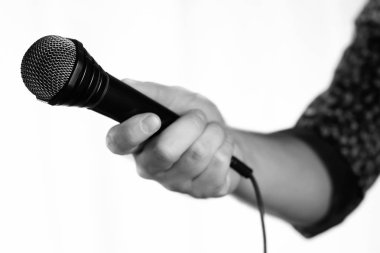 İzole mikrofon adam el