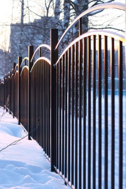 gün batımında kış manzara demir çit