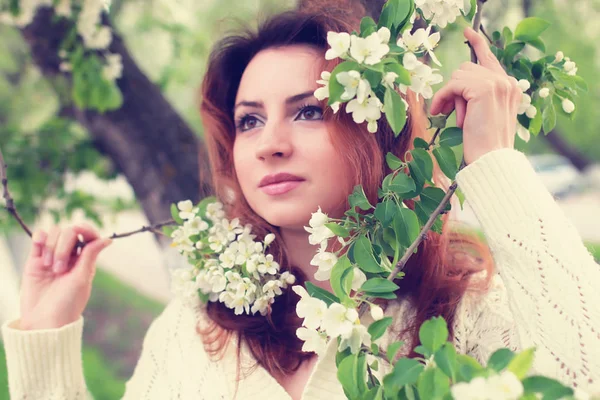 Rude włosy kobiety w gałązce kwiat jabłka — Zdjęcie stockowe